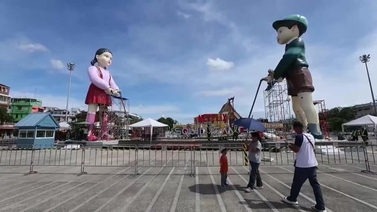 'El juego del calamar' invade Bangkok con las figuras gigantes de sus muñecos de su estreno final