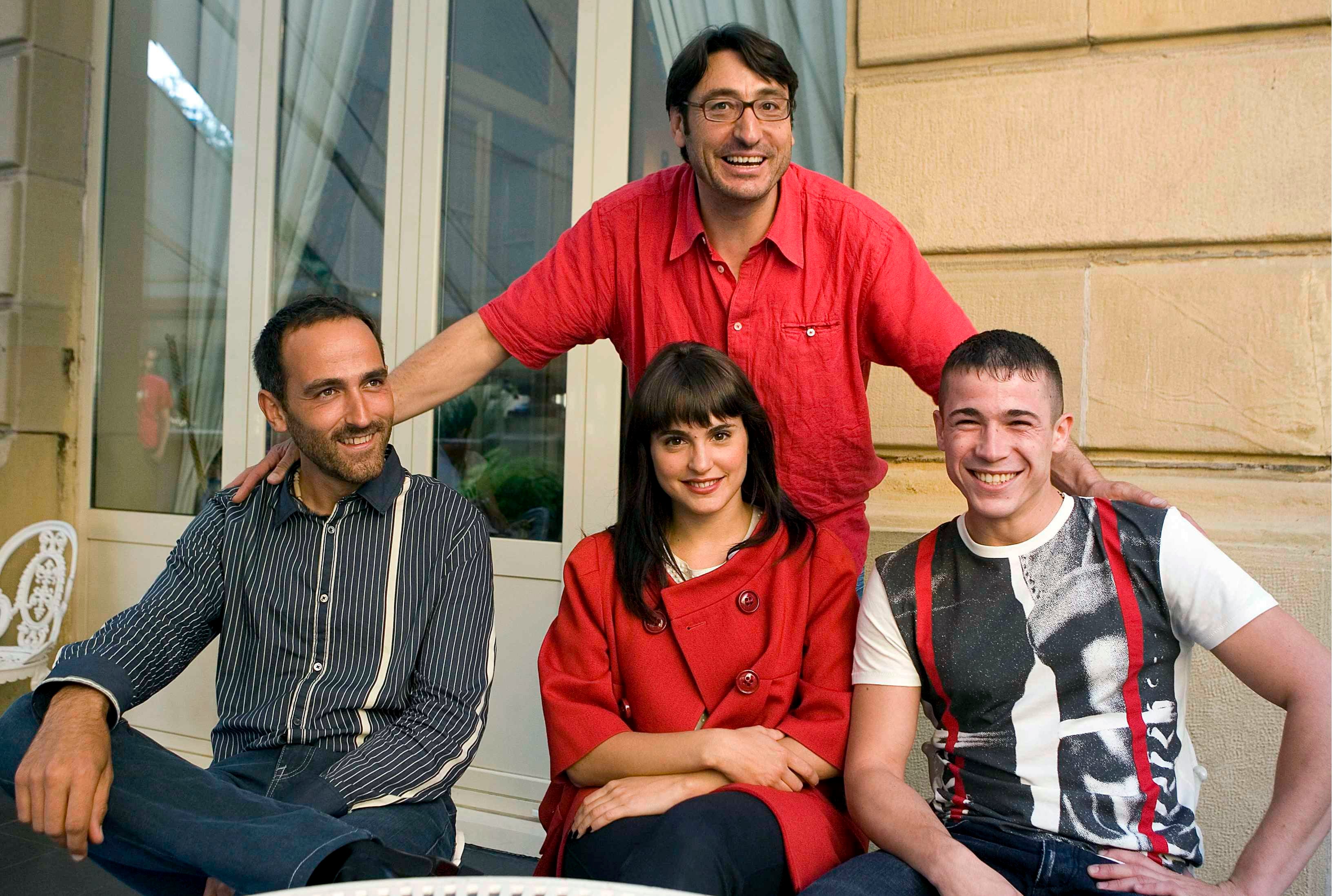 El director Gorka Merchán (i), y los actores Carmelo Gómez (arriba), Juan José Ballesta y Verónica Echegui, posan en el 56 Festival Internacional de Cine de San Sebastián, para promocionar 'La casa de mi padre'