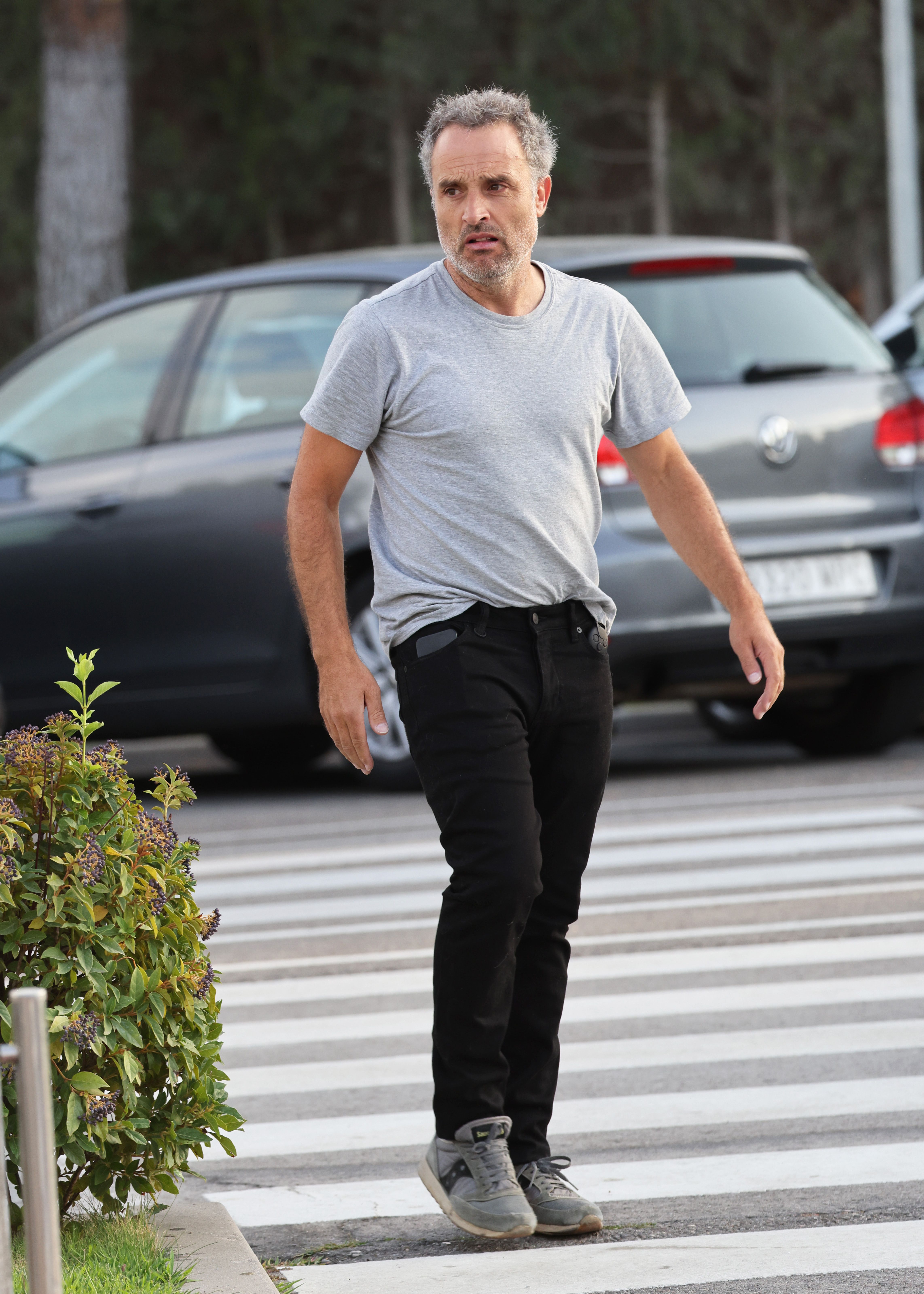 Daniel Guzmán en su llegada a despedir a Verónica Echegui.