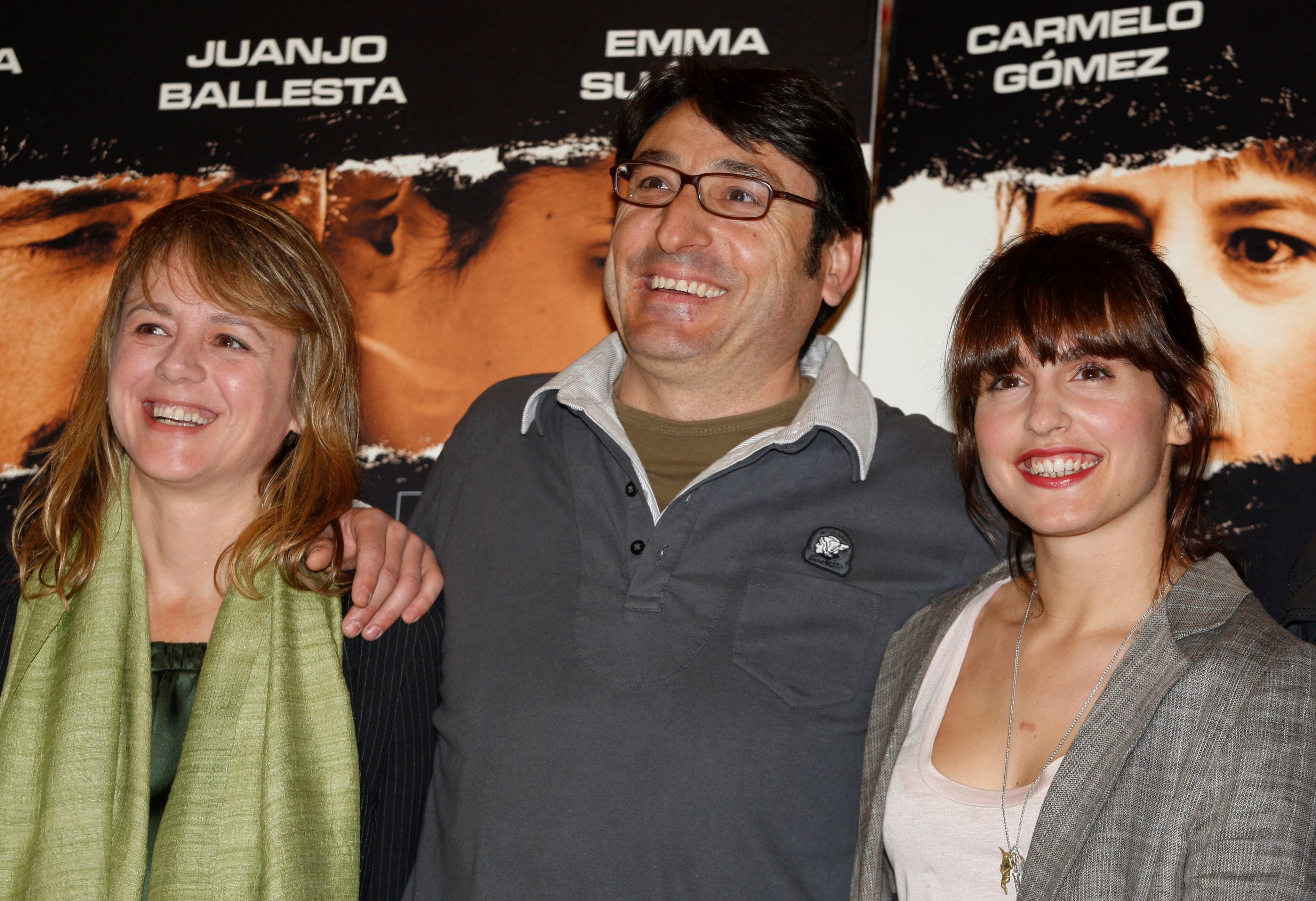 Las actrices Emma Suárez (i) y Verónica Echegui (d), junto al actor Carmelo Gómez, posan durante la presentación hoy en Madrid de la película 'La casa de mi padre'