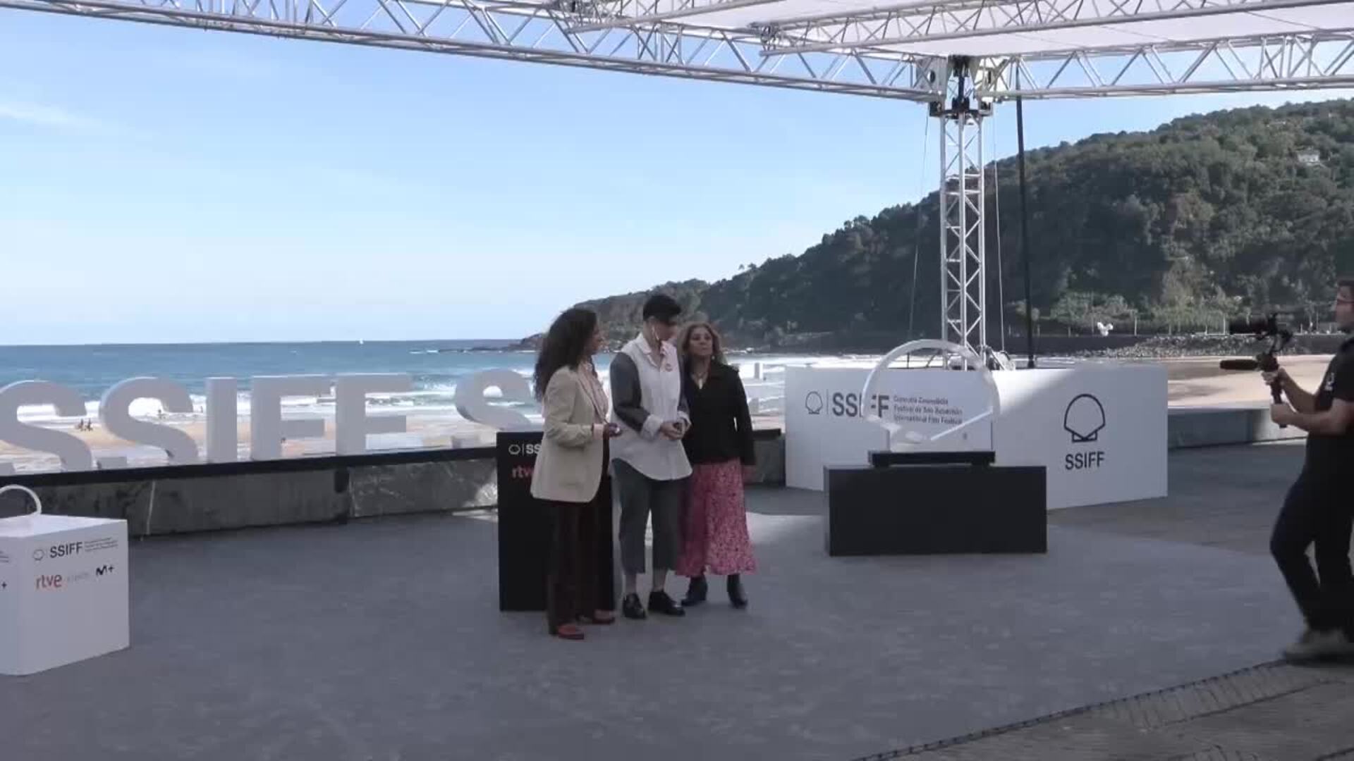 Alba Flores presenta en San Sebastián la película documental sobre la vida de su padre