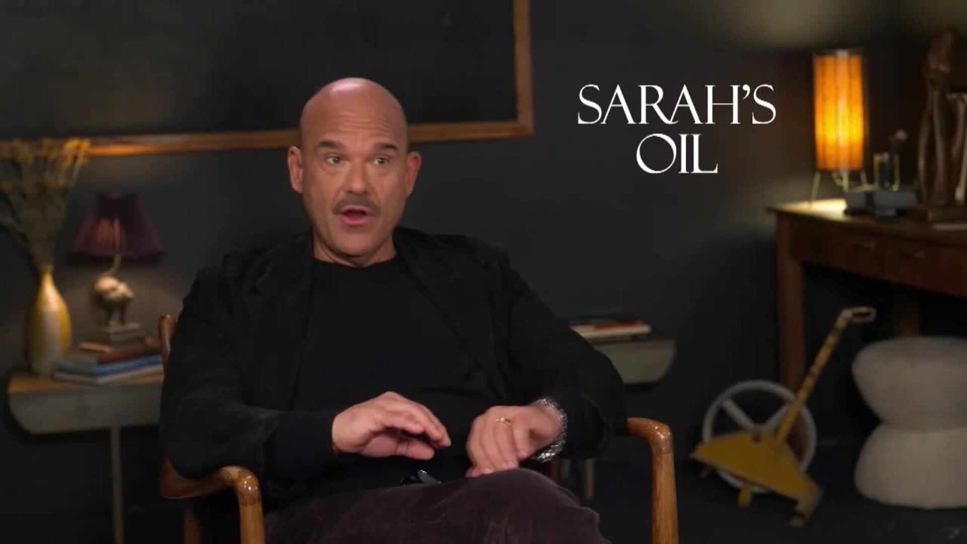 Mel Rodríguez apunta a personajes latinos honestos y cambia la narrativa en &#039;Sarah&#039;s Oil&#039;