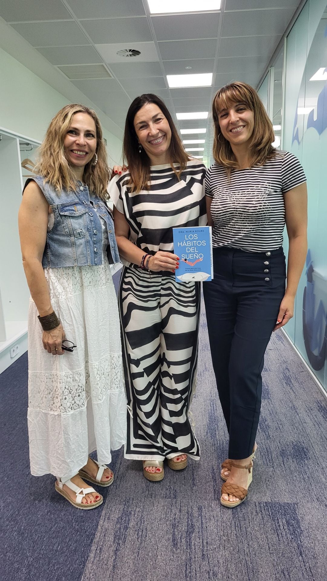 Las periodistas Laura Pintos y Raquel Alcolea, con la especialista en suelo Nuria Roure, tras la grabación del pódcast