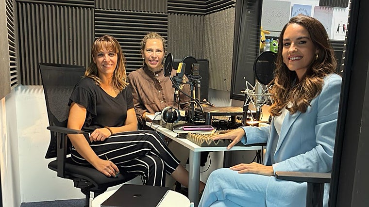 Las periodistas Laura Pintos y Raquel Alcolea con la psicóloga Beatriz Gil-Bóveda durante la grabación del pódcast