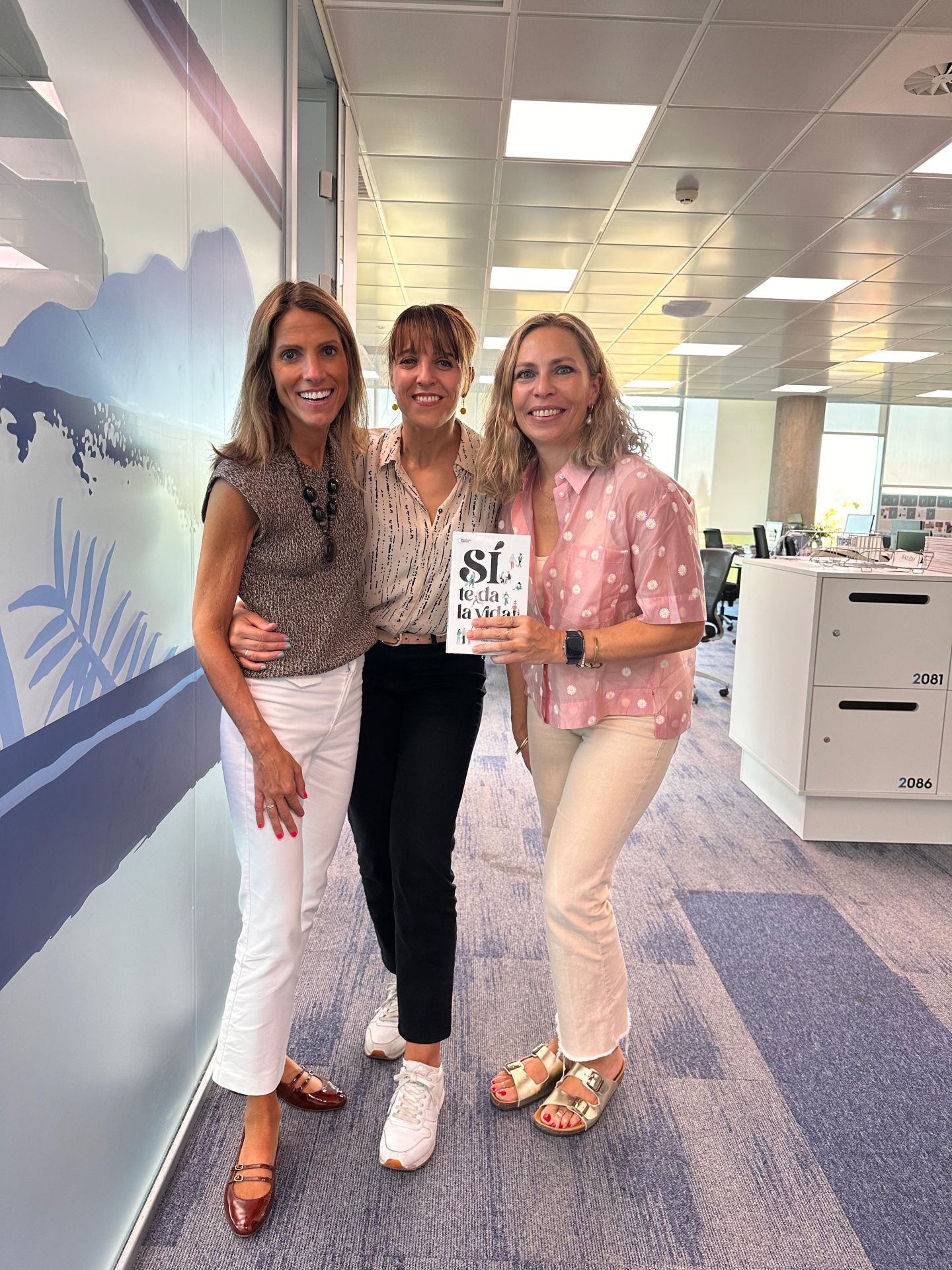 Mapi Hermida, con las periodistas Raquel Alcolea y Laura Pintos