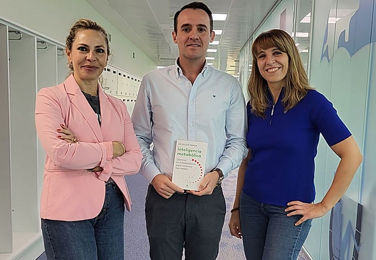 EL Dr. Helios Pareja, tras la grabación del pódcast, junto a las periodistas Laura Pintos y Raquel Alcolea.
