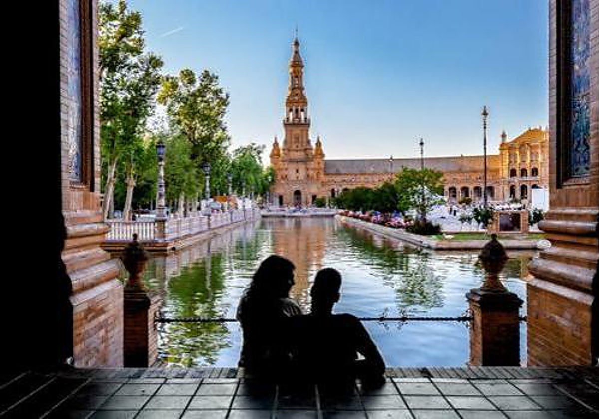 Pareja en la Plaza de España
