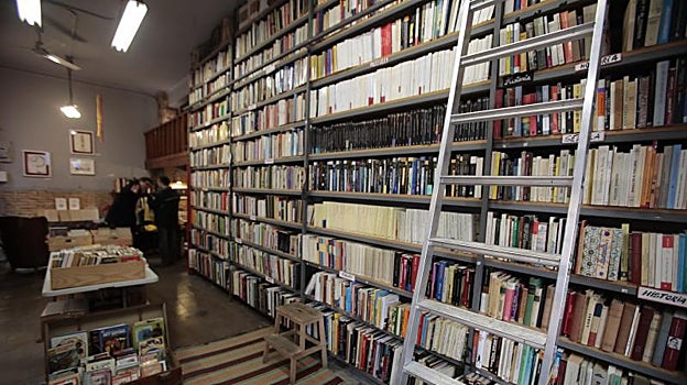 Estanterías hasta el techo de la librería Boteros