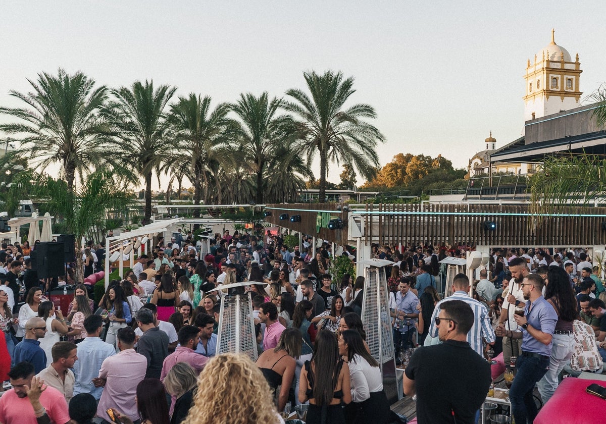 Iguana Terraza Sevilla se encuentra en el Muelle de las Delicias