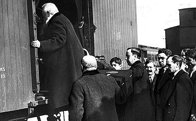 Momento en el que el féretro de Bécquer fue colocado en el furgón que lo trajo a Sevilla