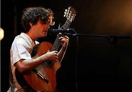Guitarricadelafuente versiona a Fondo Flamenco en Sevilla: así suena 'Mi estrella blanca'