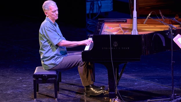 Brad Mehldau tocando con una banqueta muy baja que recordaba a la de Glenn Gould