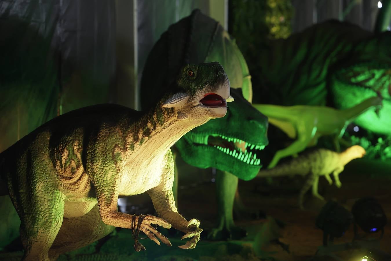 Las figuras a tamaño real y con gran realismo hacen al visitante adentrarse en el mundo de los dinosaurios