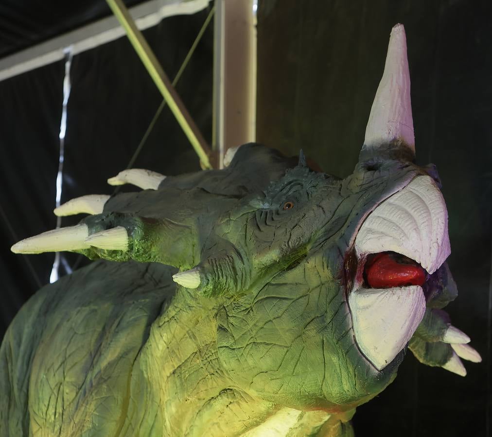 Las figuras a tamaño real y con gran realismo hacen al visitante adentrarse en el mundo de los dinosaurios