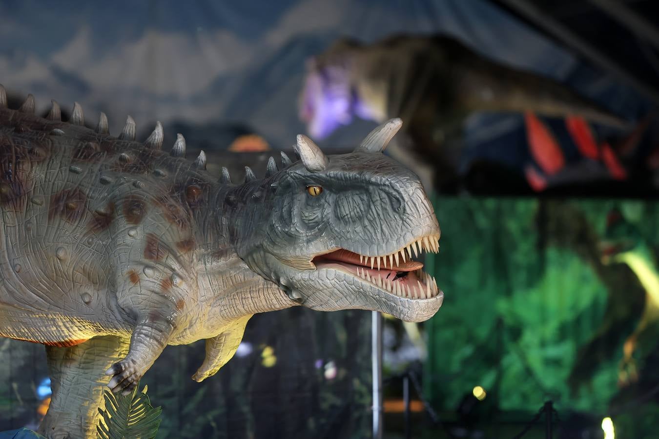 Las figuras a tamaño real y con gran realismo hacen al visitante adentrarse en el mundo de los dinosaurios