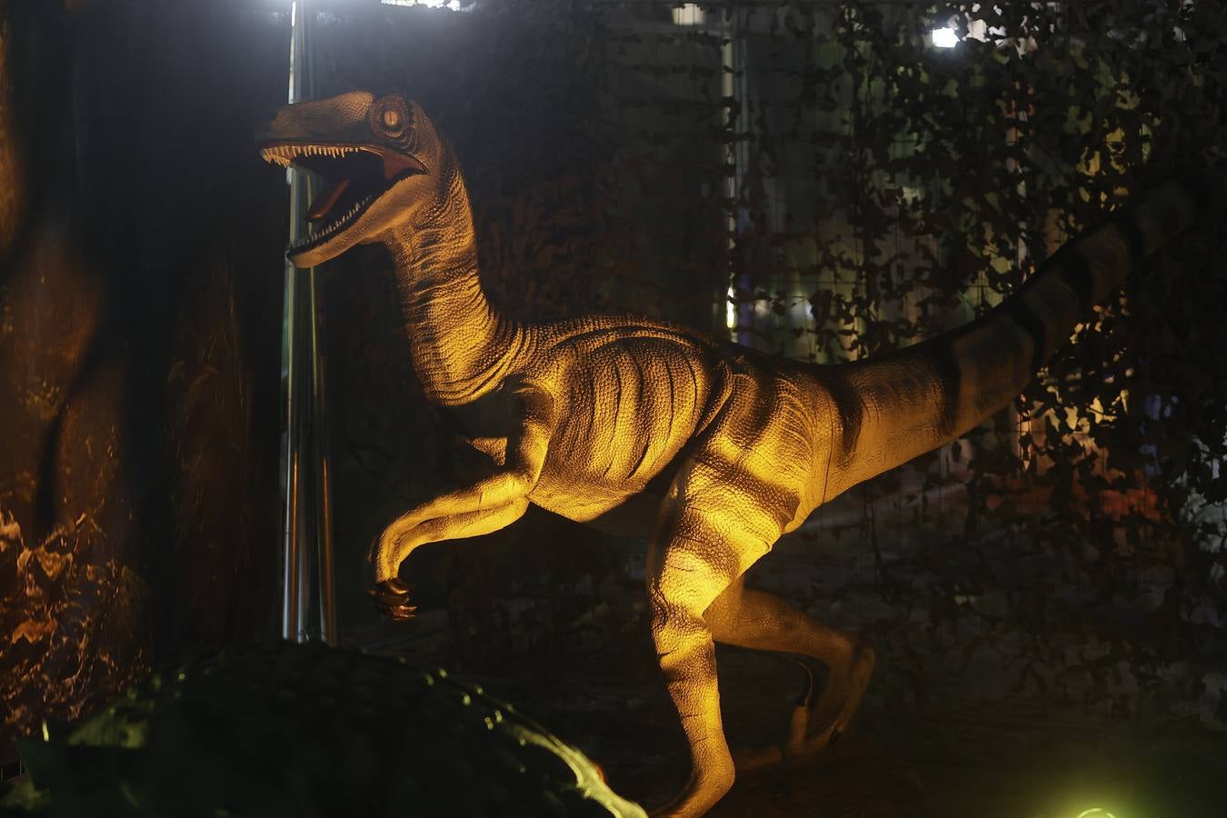 Las figuras a tamaño real y con gran realismo hacen al visitante adentrarse en el mundo de los dinosaurios