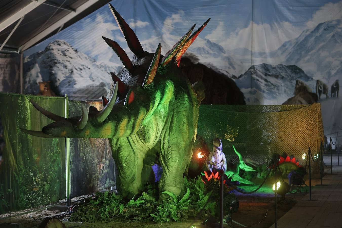 Las figuras a tamaño real y con gran realismo hacen al visitante adentrarse en el mundo de los dinosaurios