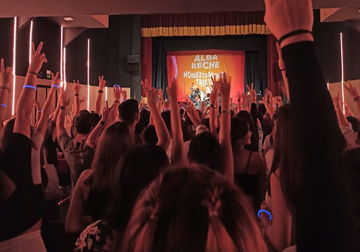 El Teatro Triana se encuentra dentro del edificio del colegio de Los Salesianos