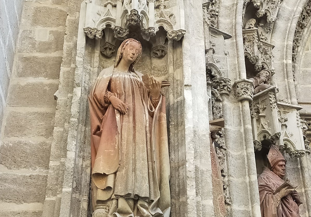 Detalle de escultura de Lorenzo Mercadante de Bretaña en la Catedral de Sevilla