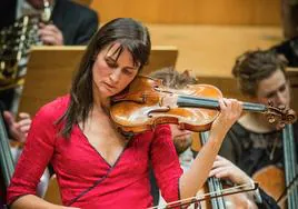La prodigiosa violinista Viktoria Mullova actúa esta semana con la Sinfónica de Sevilla