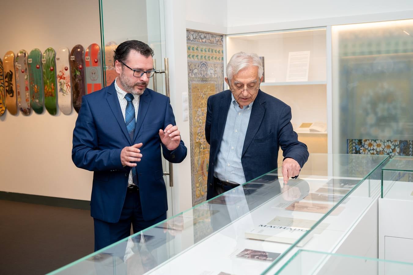 Piezas de las nuevas exposiciones del Centro Fundación Unicaja de Sevilla