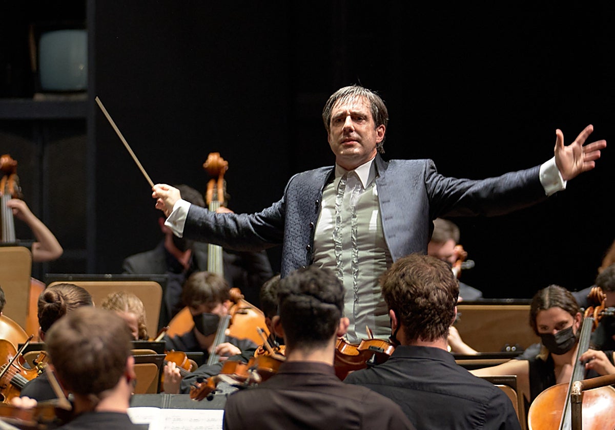 Carlos Domínguez-Nieto dirigiendo a la OJA en el pasado concierto de Pascua