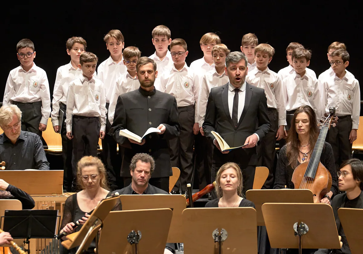 Los cantantes Raphael Höhn y Sebastian Myrus, con los niños de la Escolanía de los Desamparados y músicos de la Orquesta Barroca de Friburgo