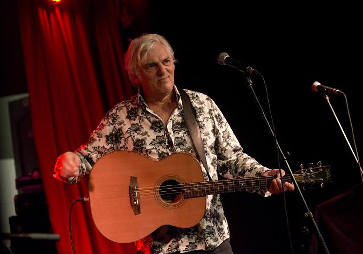 Robyn Hitchcock durante un concierto reciente