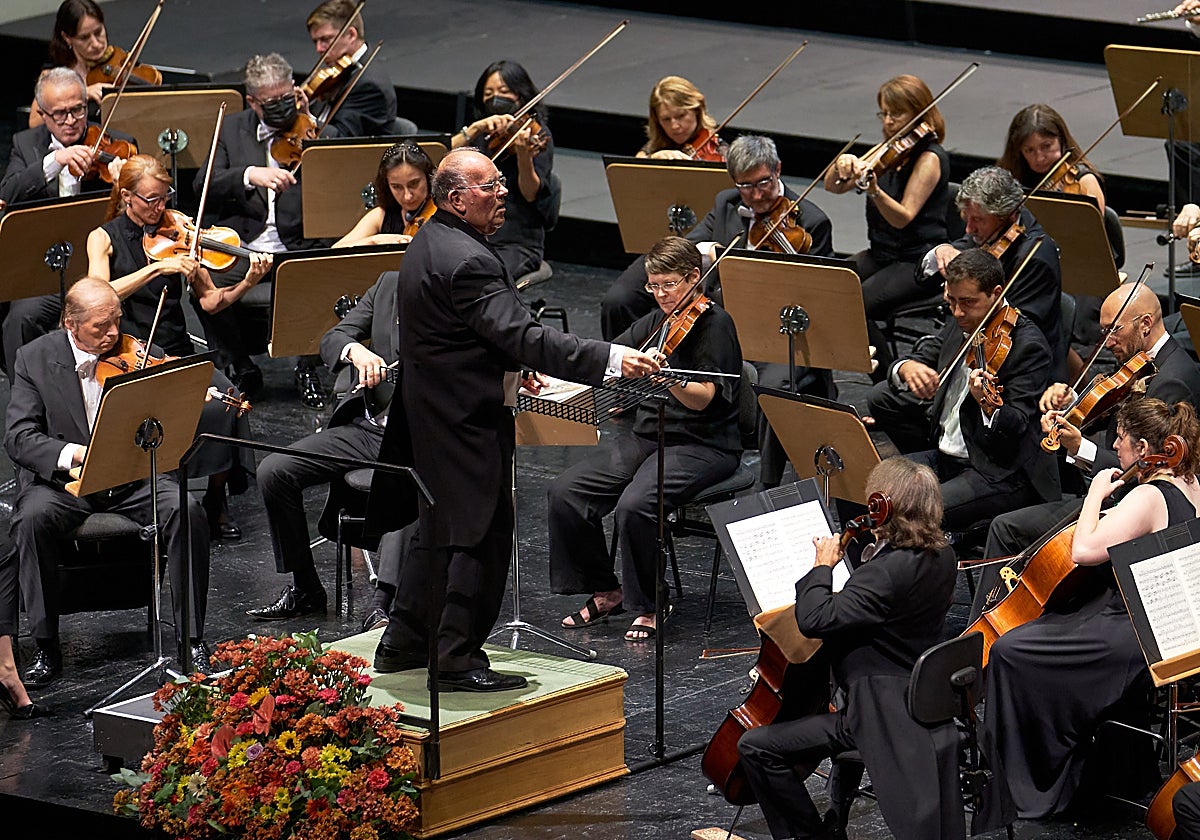 Marc Soustrot dirigiendo a los músicos de la Real Orquesta Sinfónica de Sevilla
