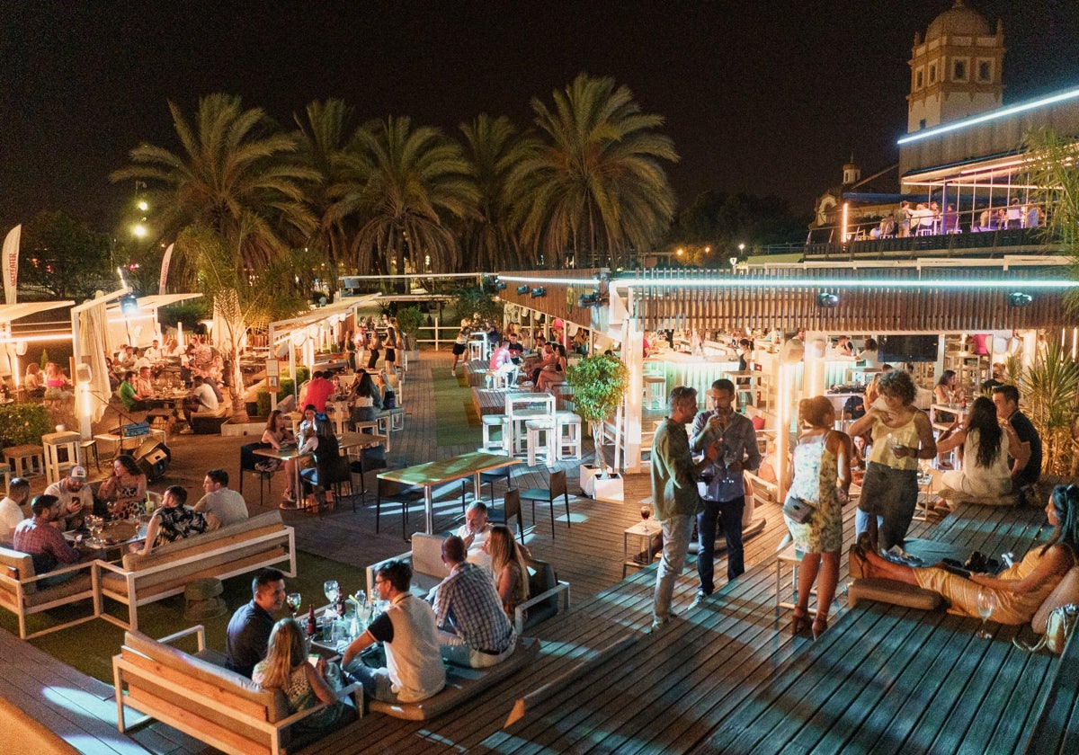 Fotografía del ocio nocturno en la terraza Iguana Sevilla