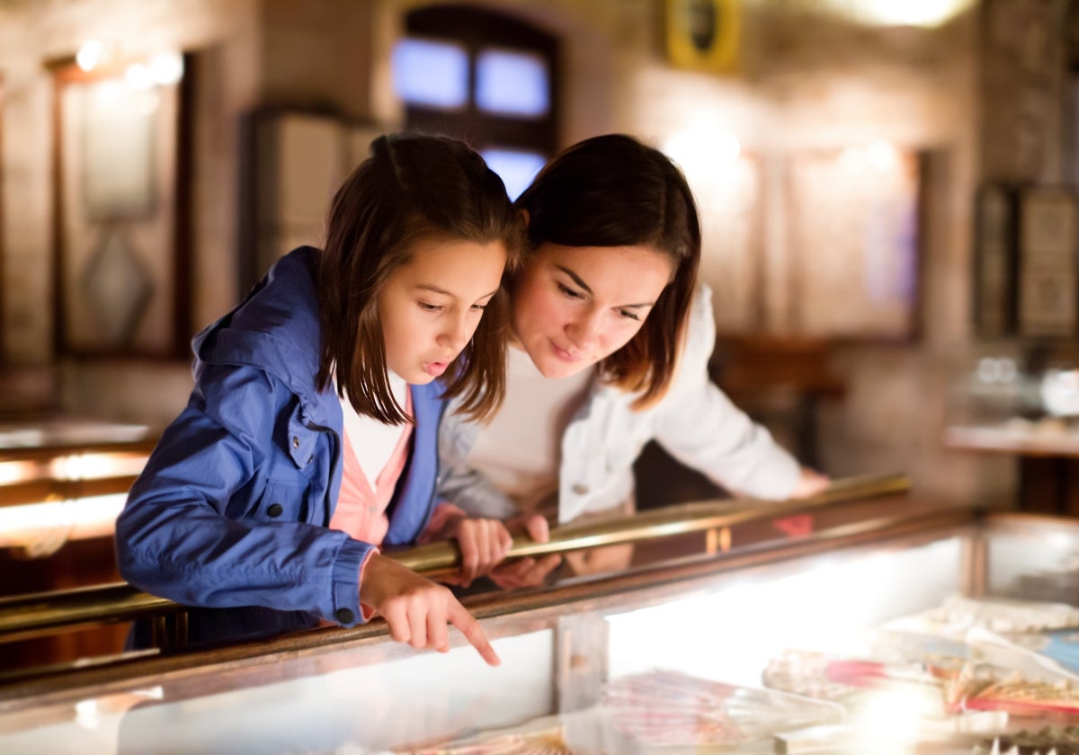 Madre e hija disfrutando de una exposición