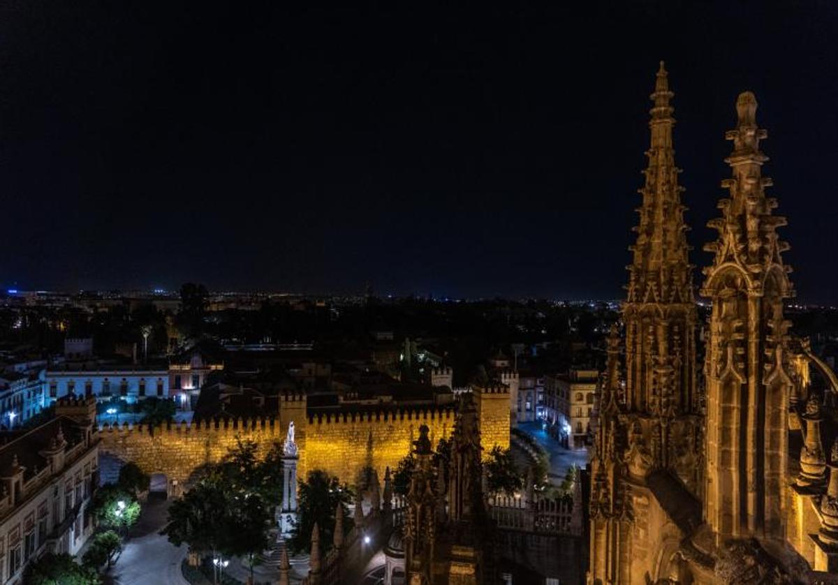 Vista nocturna desde las cubiertas de la Catedral de Sevilla