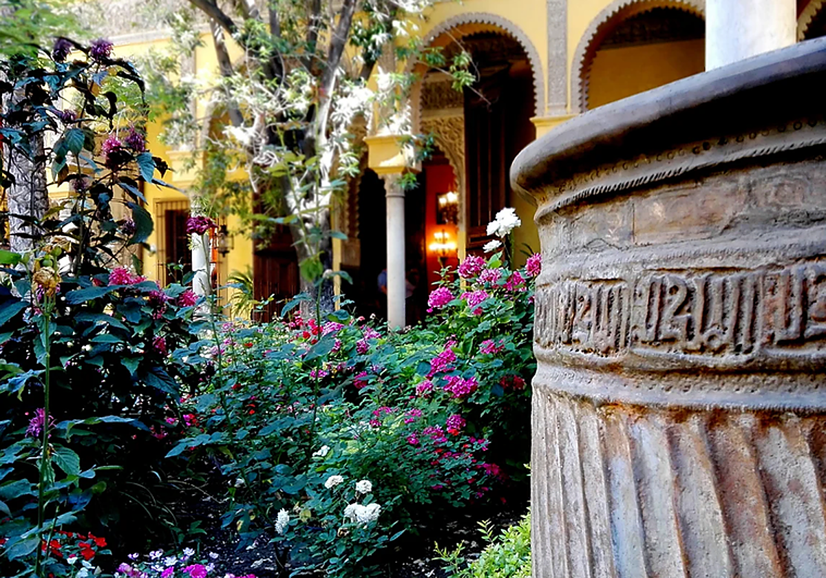 Fotografía de archivo del patio del palacio de Dueñas