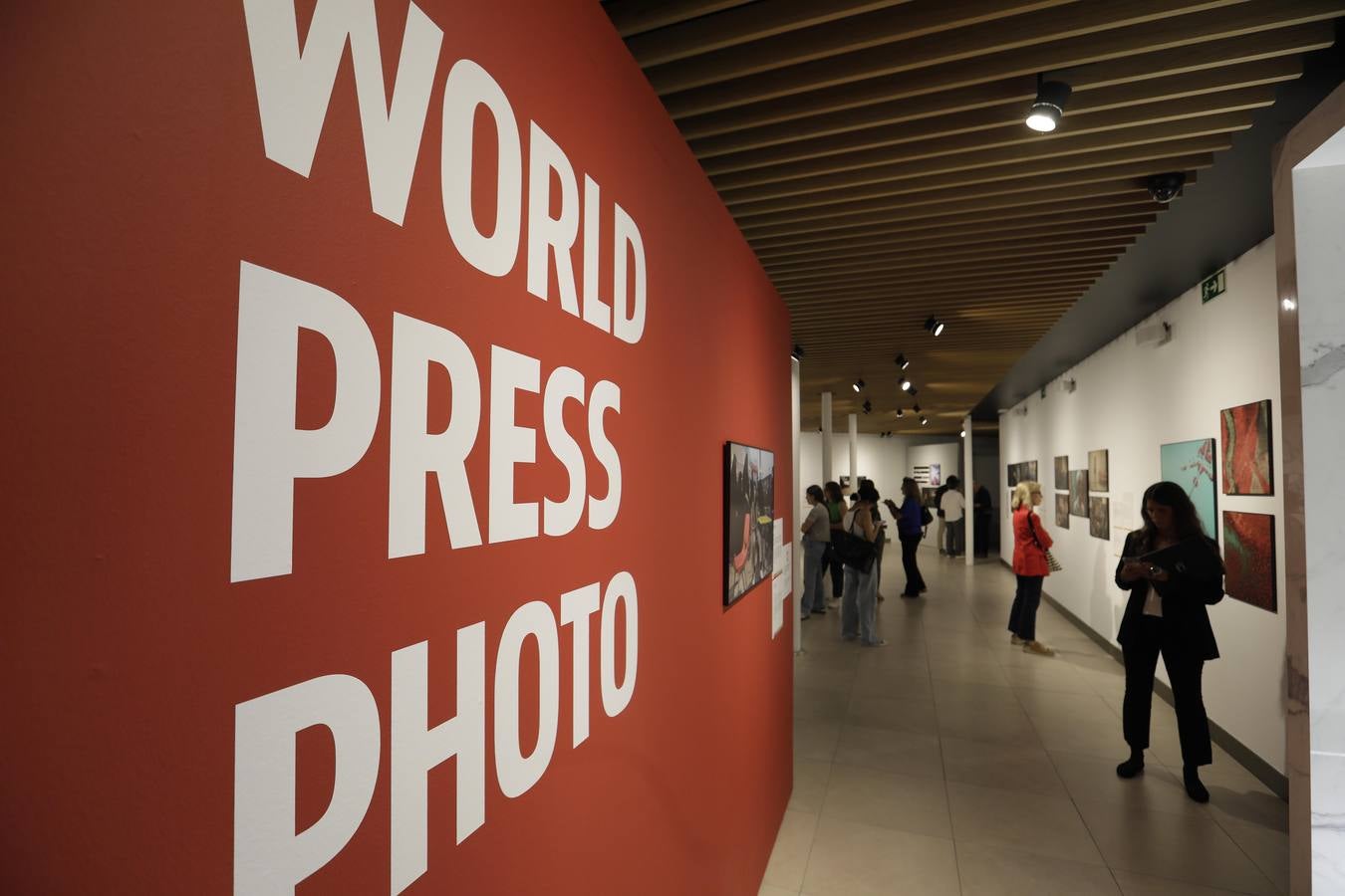 La inauguración de la exposición World Press Photo 2023 en la Fundación Cajasol de Sevilla