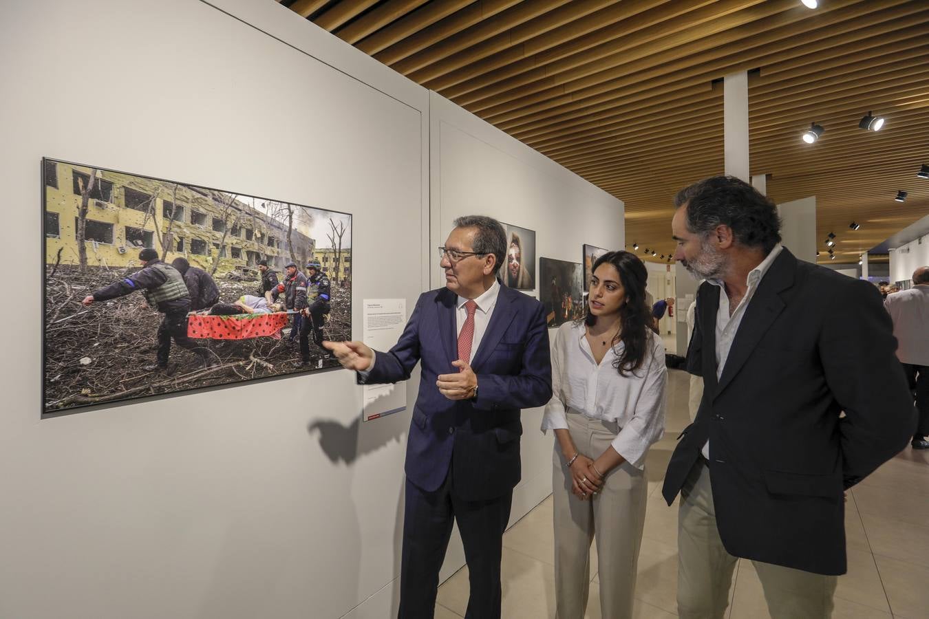 La inauguración de la exposición World Press Photo 2023 en la Fundación Cajasol de Sevilla