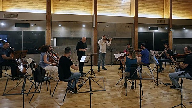 Michael Thomas ensayando con Alejandro Bustamante y músicos de la Orquesta Bética de Cámara