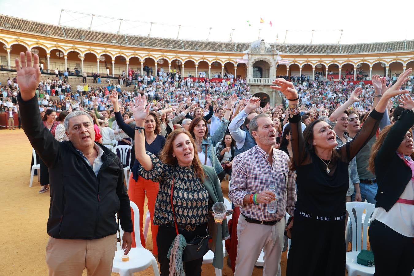 Aspecto muy ambientado de la Maestranza durante el festival de música Ktholic