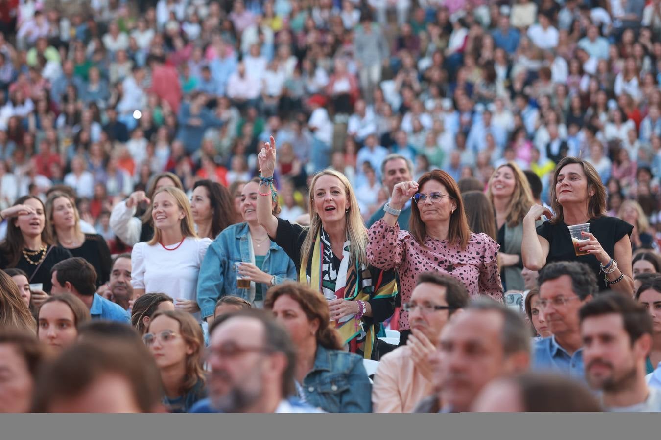 Aspecto muy ambientado de la Maestranza durante el festival de música Ktholic