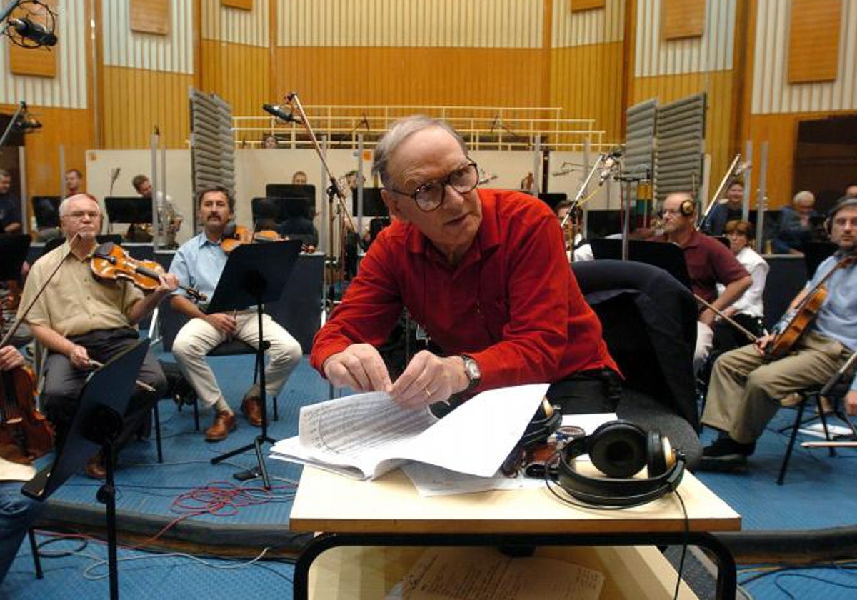 Ennio Morricone grabando una de sus bandas sonoras con la Orquesta Sinfónica de la Radio Húngara