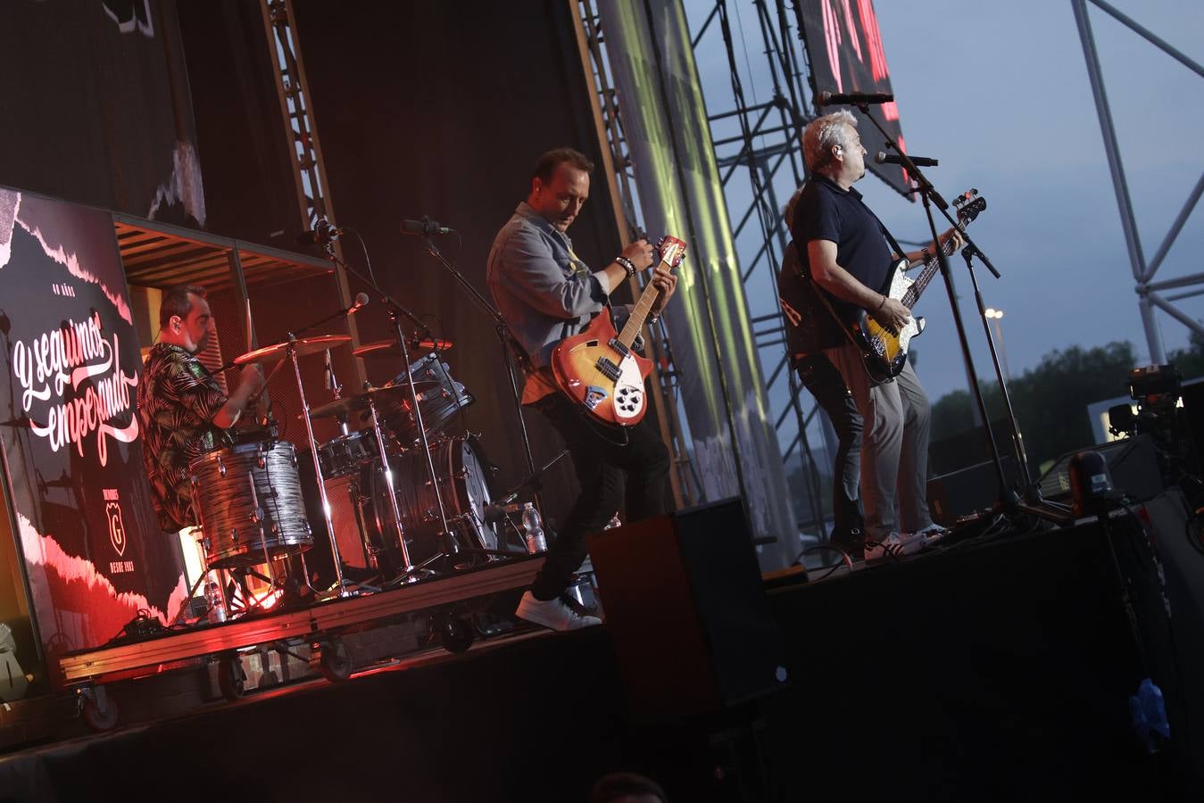 El público coreó las canciones que convirtieron al grupo Hombres G en un fenómeno de masas