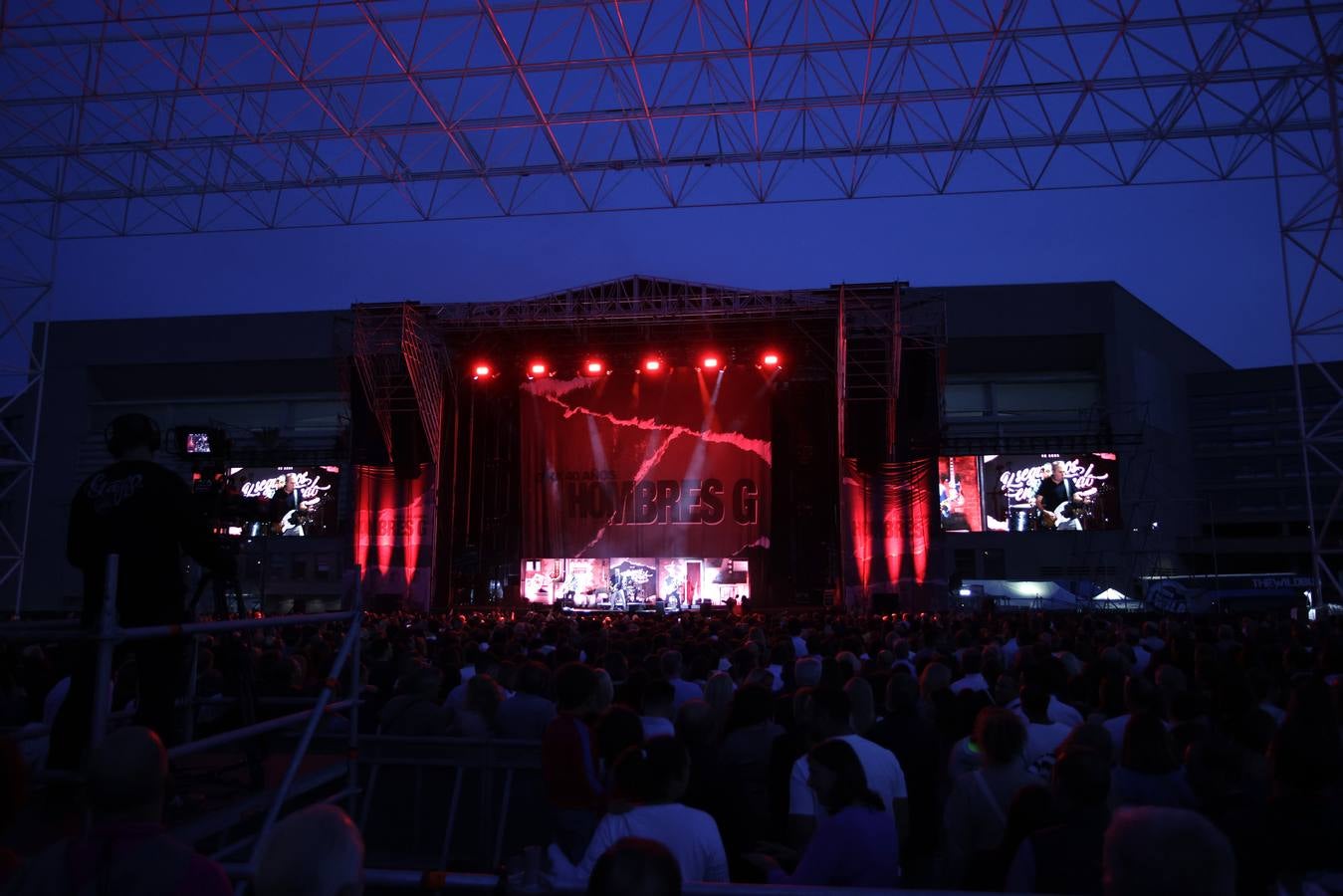 El público coreó las canciones que convirtieron al grupo Hombres G en un fenómeno de masas