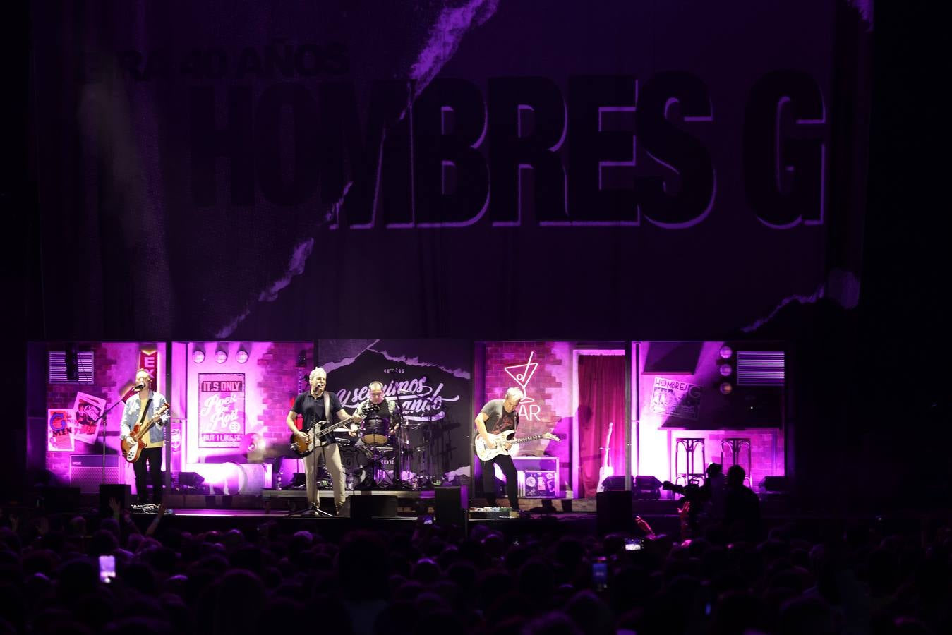 El público coreó las canciones que convirtieron al grupo Hombres G en un fenómeno de masas