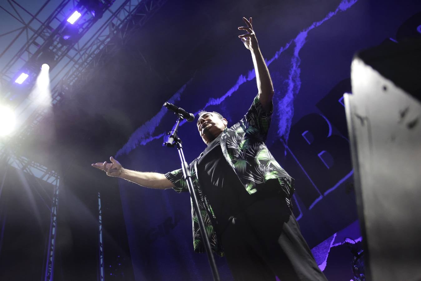 El público coreó las canciones que convirtieron al grupo Hombres G en un fenómeno de masas