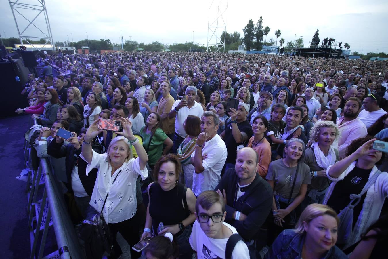 El público coreó las canciones que convirtieron al grupo Hombres G en un fenómeno de masas