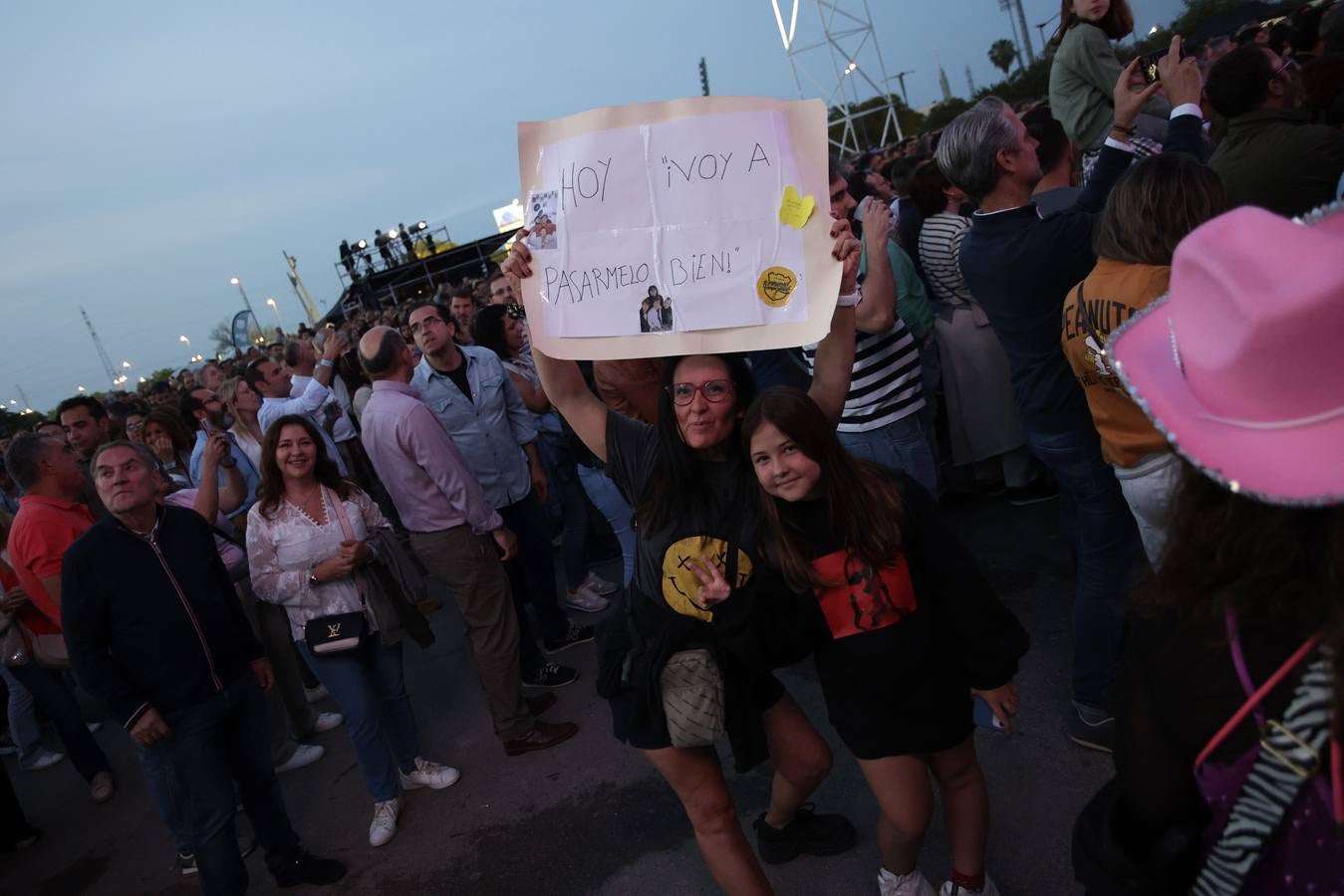 El público coreó las canciones que convirtieron al grupo Hombres G en un fenómeno de masas