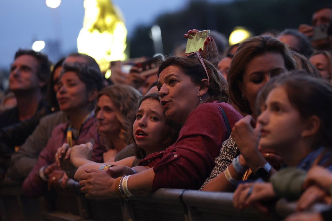 El público coreó las canciones que convirtieron al grupo Hombres G en un fenómeno de masas
