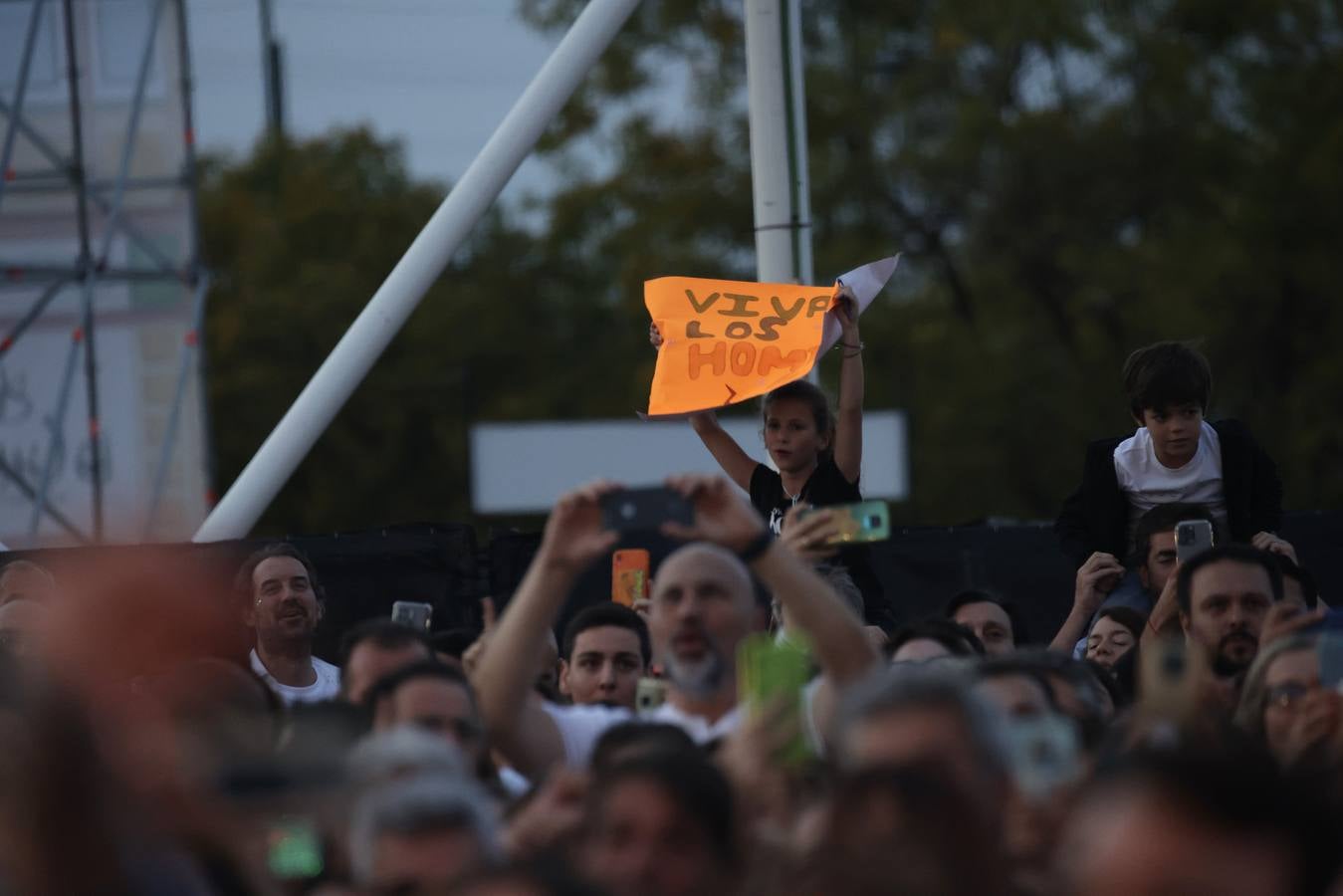 El público coreó las canciones que convirtieron al grupo Hombres G en un fenómeno de masas