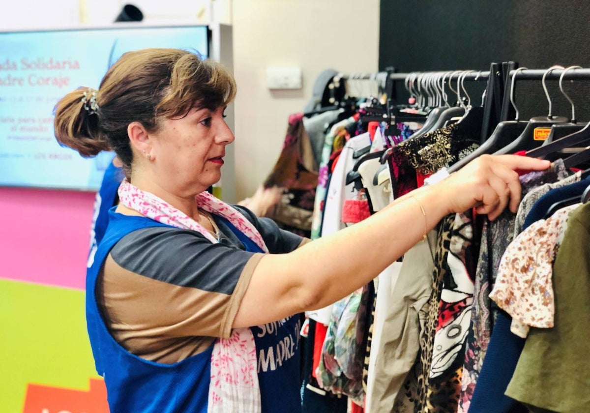 Una voluntaria de Madre Coraje en la tienda del centro comercial Los Arcos