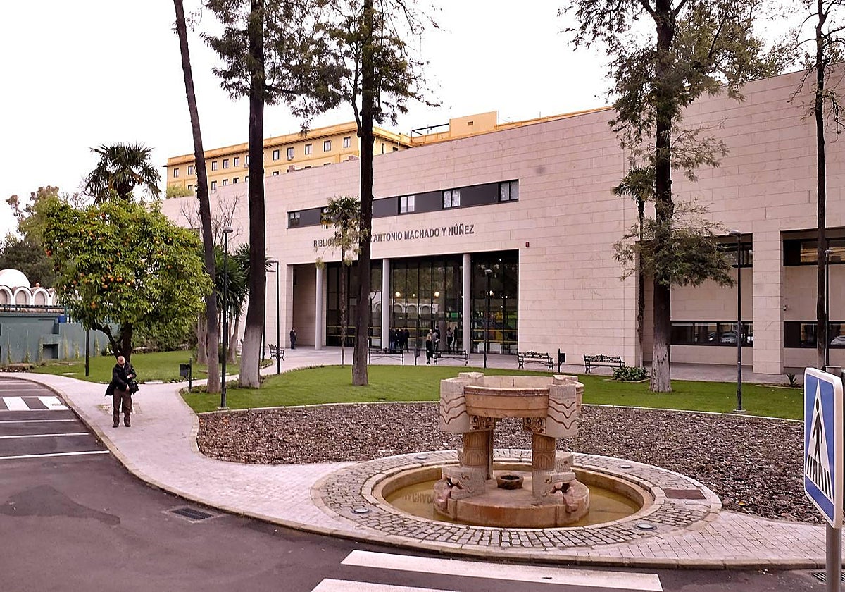 Fachada principal de la Biblioteca General Rector Antonio Machado y Núñez, donde se encuentra el Archivo Histórico de la US