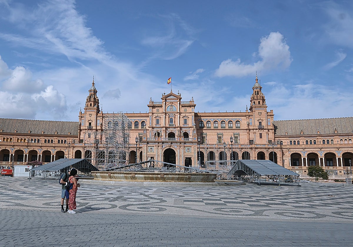 Montaje de los escenarios de Icónica Sevilla Fest en la Plaza de España del parque de María Luisa